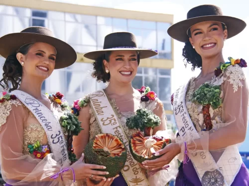Rainha e princesas da Festa do Pinhão encantam com trajes inéditos e chapéus ao invés de coroas