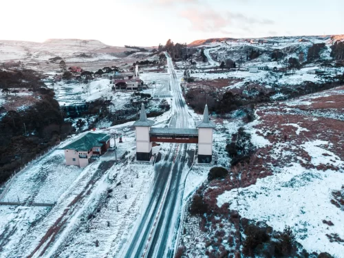 turismo em bom jardim da serra - barrinha e portico com neve